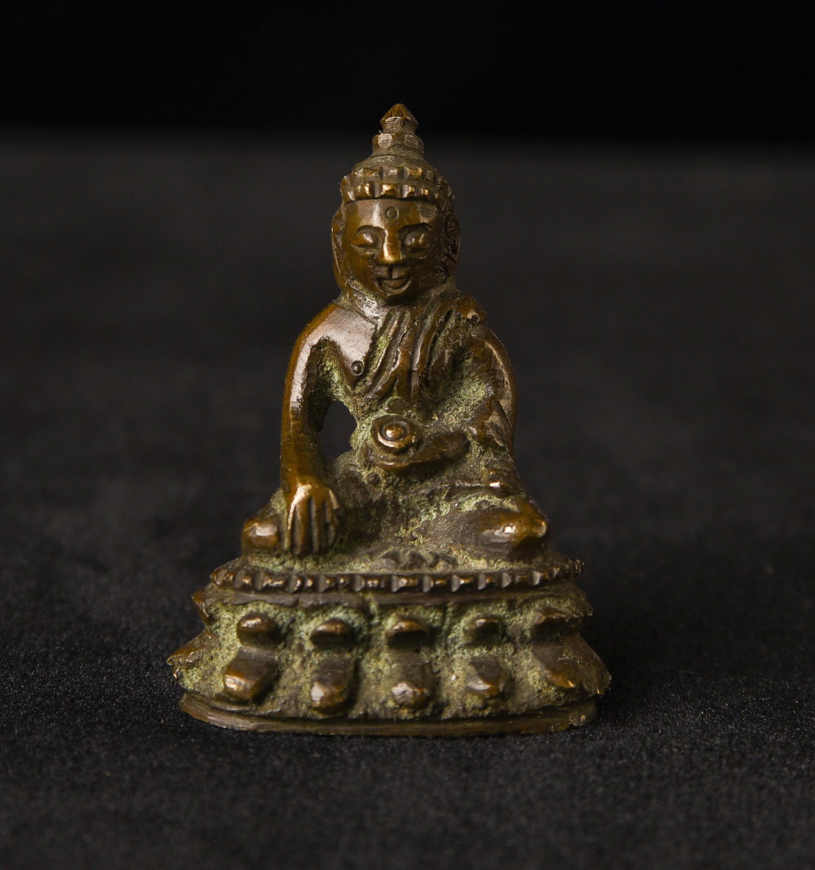 18/19thC Antique Miniature Chinese Bronze Buddha. .13lbs - .060kg _ 1.625"H x 1.25"W: 18/19thC Antique Miniature Chinese Bronze Buddha. .13lbs - .060kg _ 1.625"H x 1.25"W