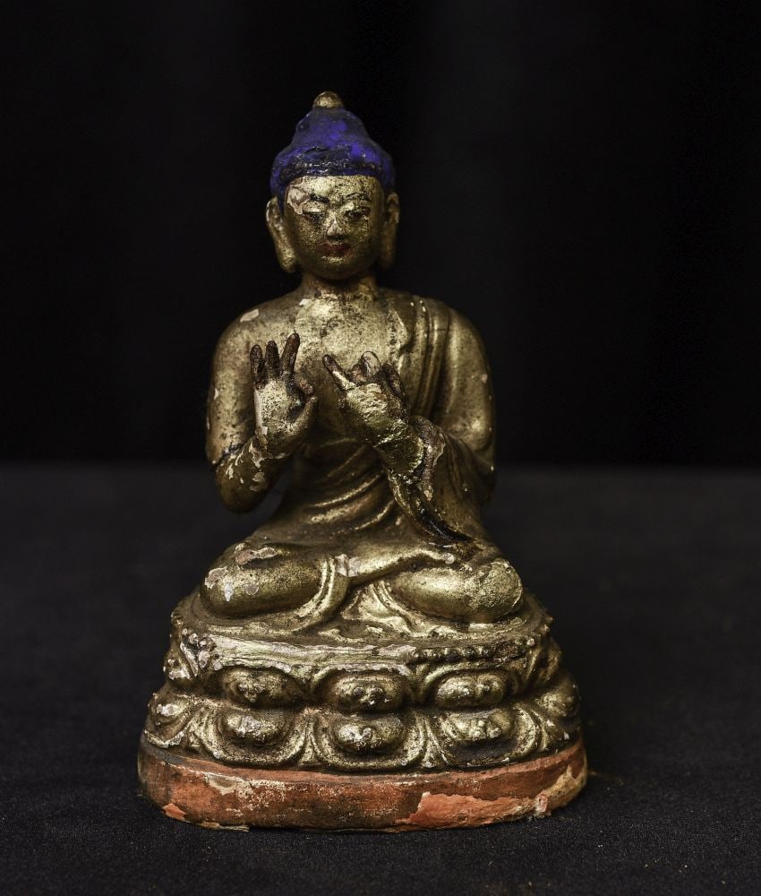 19/20thC Mongolian painted clay or paper Mache Buddha.: 19/20thC Mongolian painted clay or paper Mache Buddha. Some damage as seen in the photos.