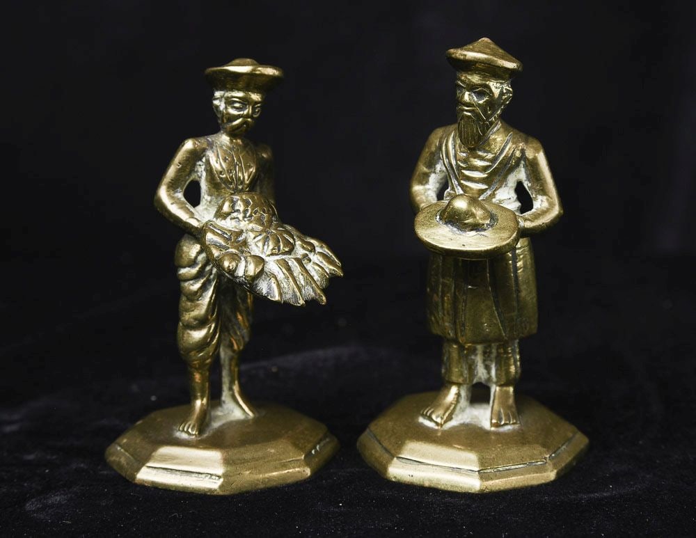 India Hindu Servants with offerings from the Colonial Period. 3.25": Servants with offerings from the Colonial Period. (3.25"H x 1.75"W x 1.75"d) - 255g (*Both)