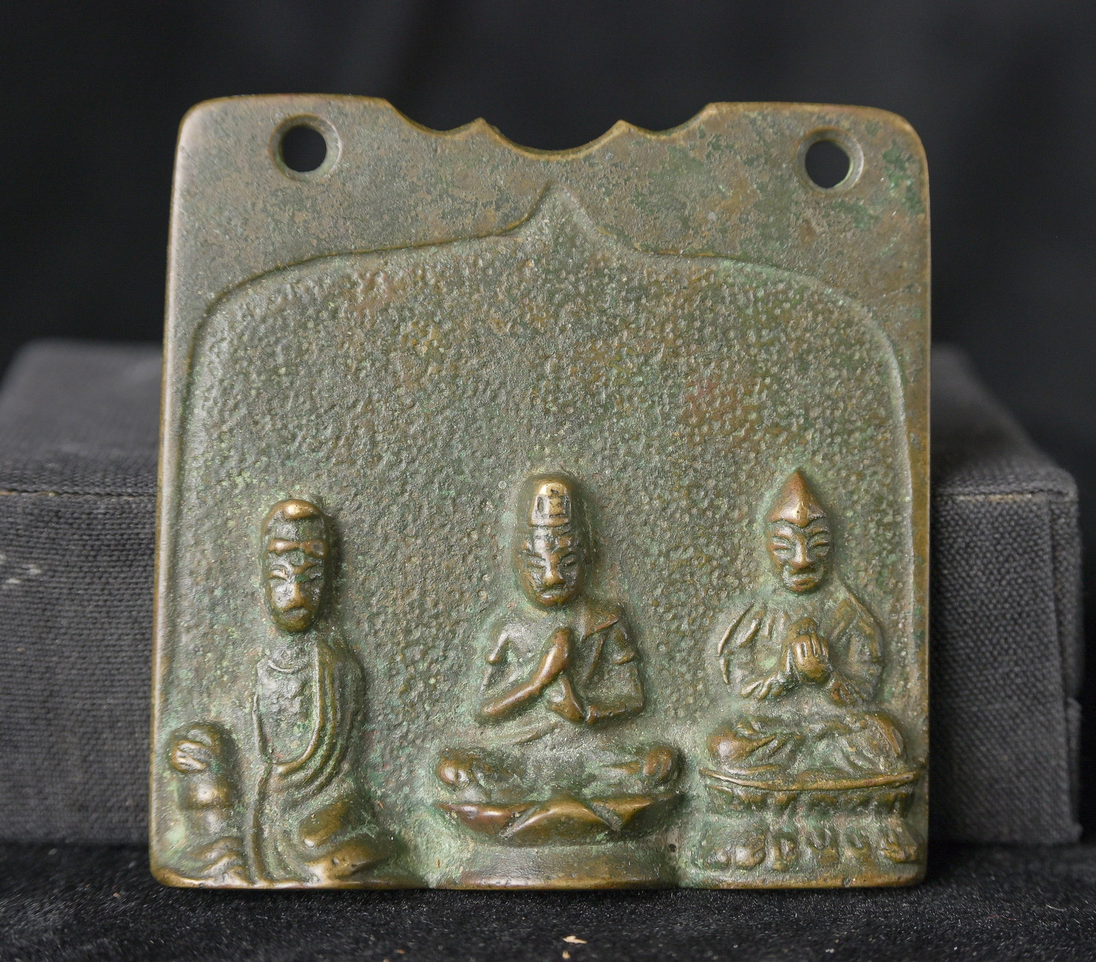 17/18thC/earlier Chinese Buddhist triad. Probably a Ming/Ching emulation of an earlier style: 17/18thC/earlier Chinese Buddhist triad. Probably a Ming/Ching emulation of an earlier style ( 2.625"H x 2.75"W x .375"D ) - 150g.