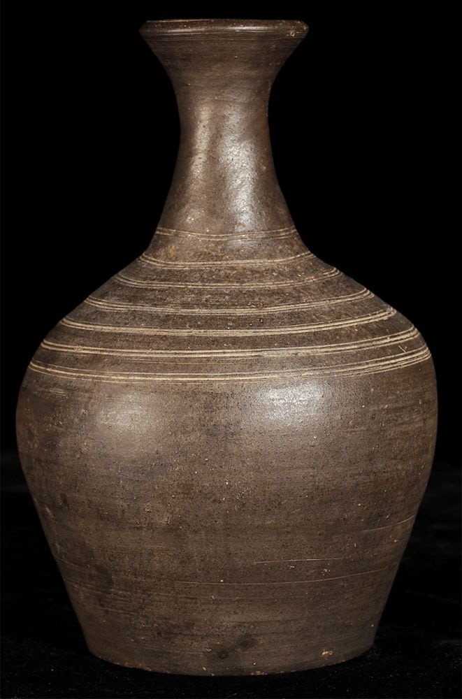 Beautiful 15thC Thai vase. Unusual type. (1 of 3)