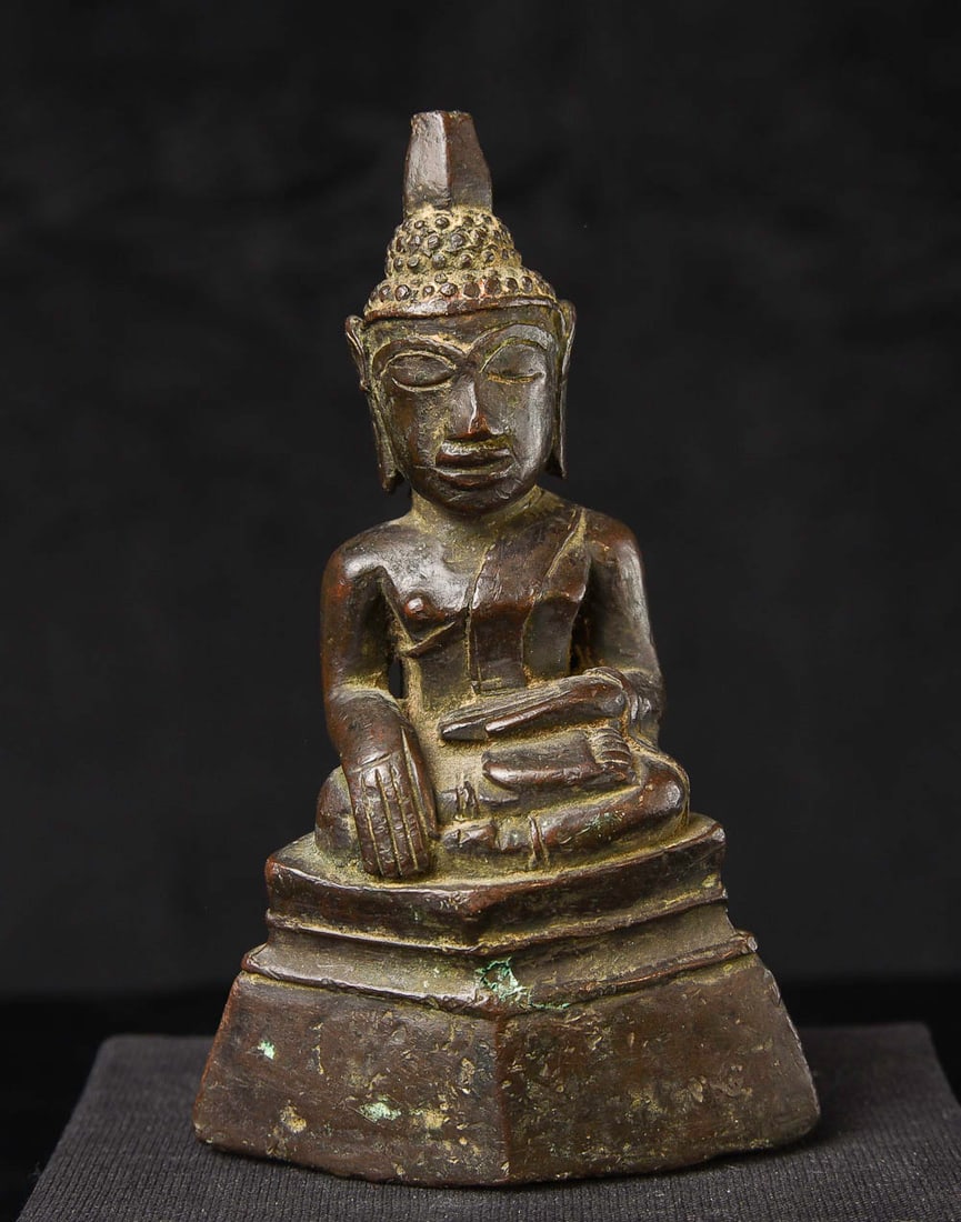 This is a delightful 17/18thC Cambodian Bronze Buddha. (1 of 10)