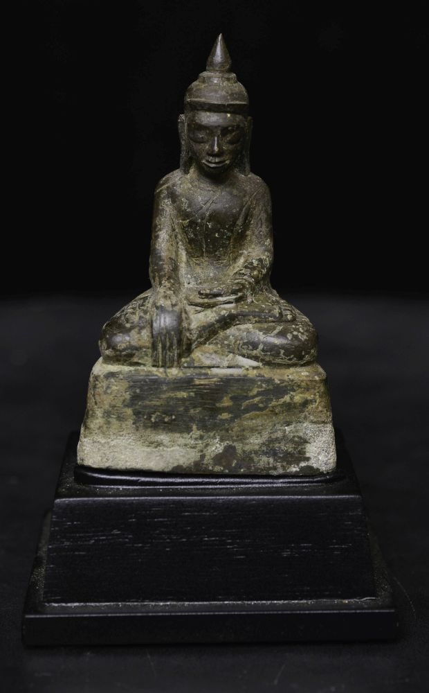 Very fine 16/17thC bronze Burmese Buddha.: Very fine 16/17thC bronze Burmese Buddha. Exceptional face, with a deep spiritual feeling. 3 3/8 inches tall. Crisp casting. Quality alloy, very fine sculpting.