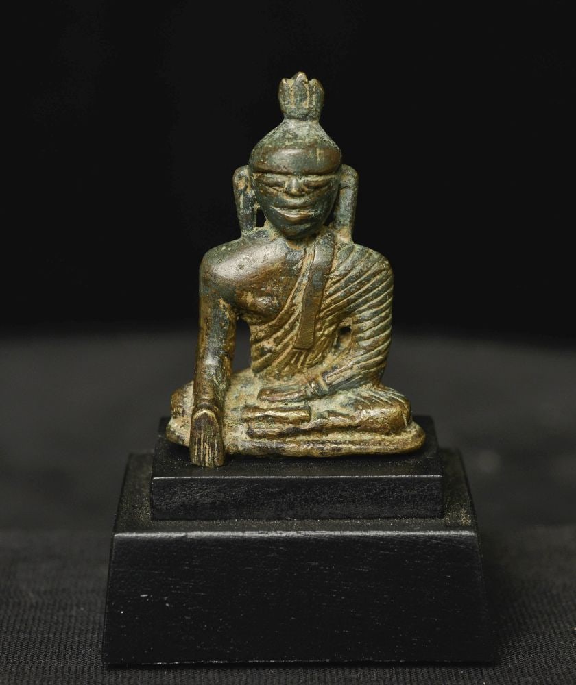 Rare 14/15thC Sri Lankan Buddha.: Rare 14/15thC Sri Lankan Buddha, originally one of a set of 8. The set was unearthed near 1900 by the previous owners grandfather, while working on a road project for the colonial government. I was