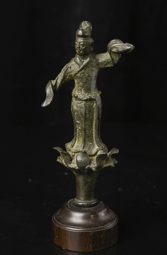 Early Chinese Bronze Figure. In motion (1 of 10)