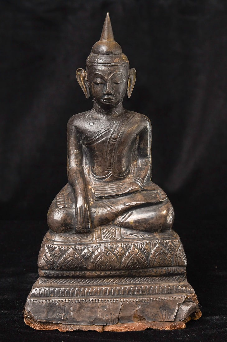 Extremely expressive repousse silver late Ayuthaya. (1 of 12)