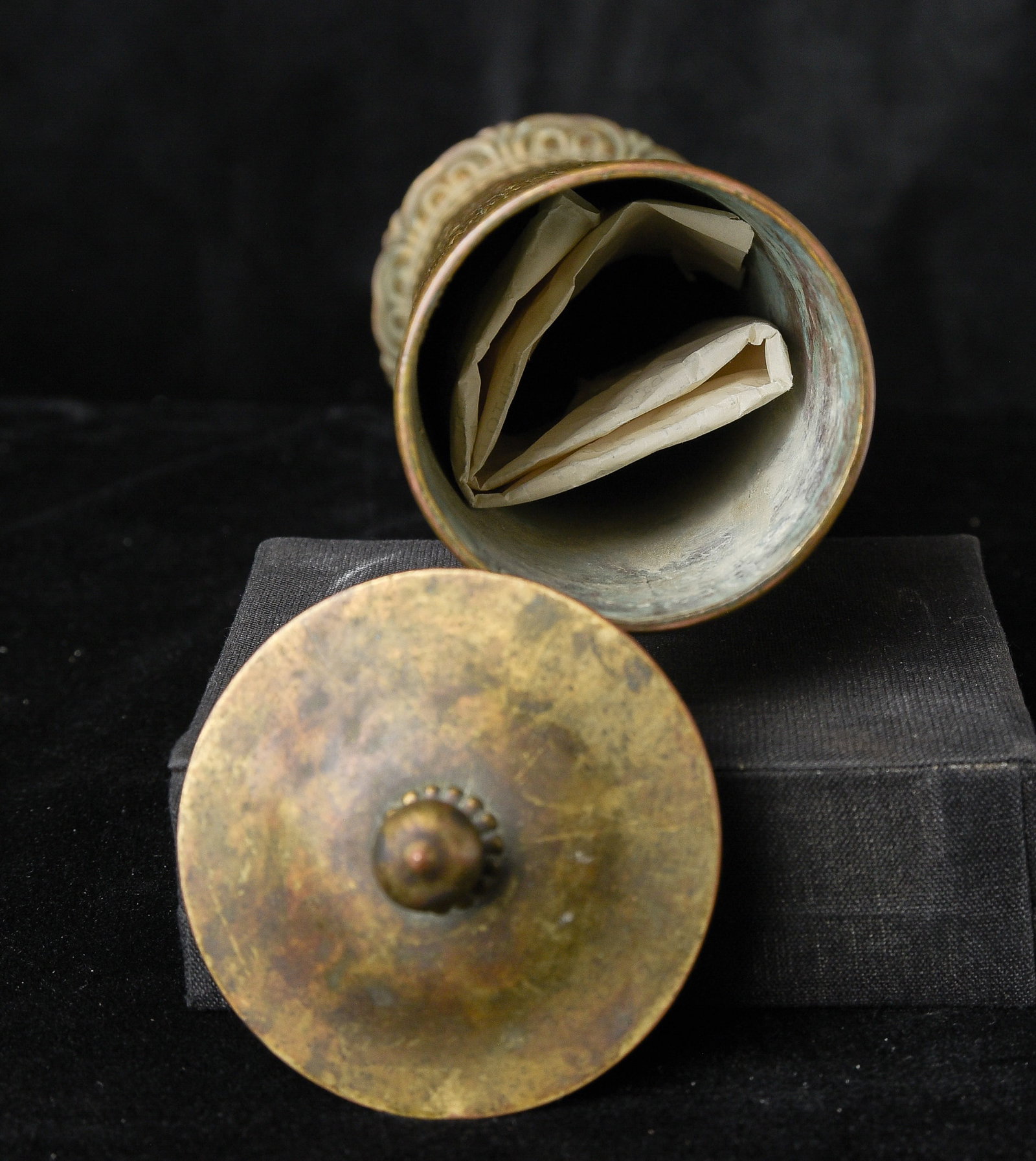 Bronze scroll case with approx. 150 Buddhas adorning - 11