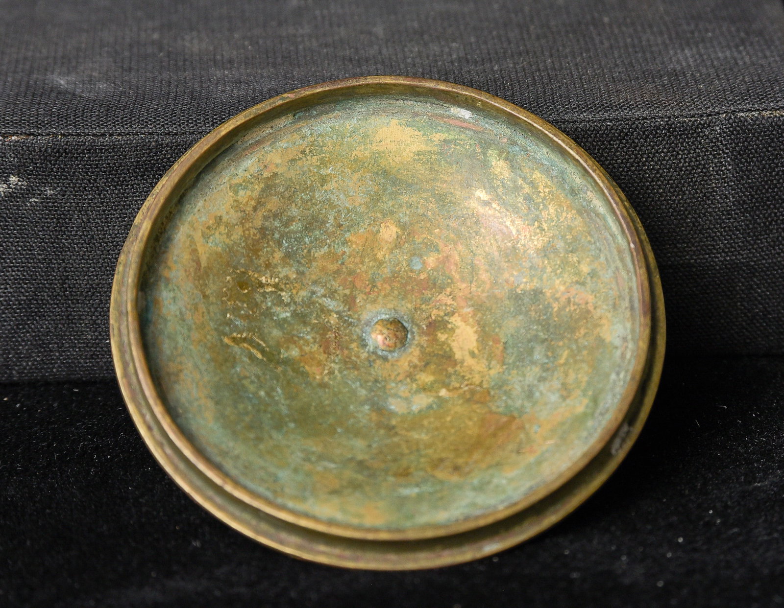 Bronze scroll case with approx. 150 Buddhas adorning - 12