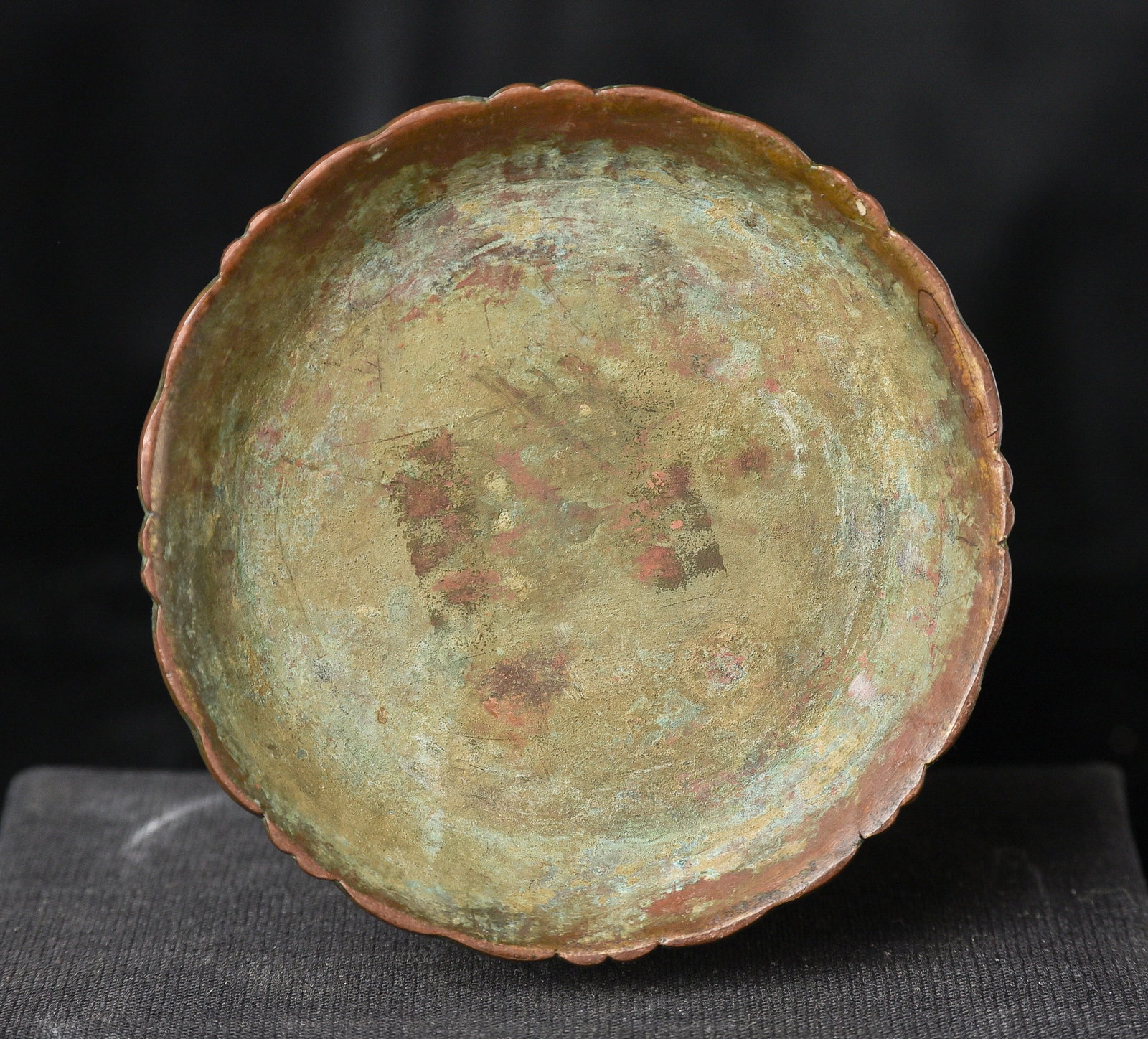 Bronze scroll case with approx. 150 Buddhas adorning - 9