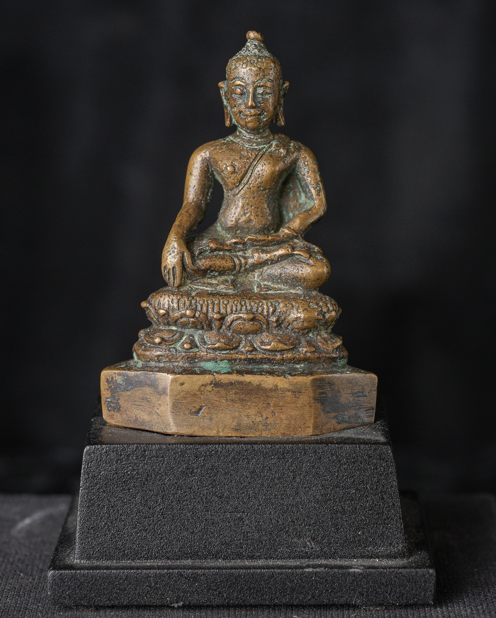 A rare early Chieng Sen Thai bronze Buddha from the late 14thC- early 15thC.: A rare early Chieng Sen Thai bronze Buddha from the late 14thC- early 15thC. It is a museum-worthy example, being such an early example of this type in this quality and being in this minute size,