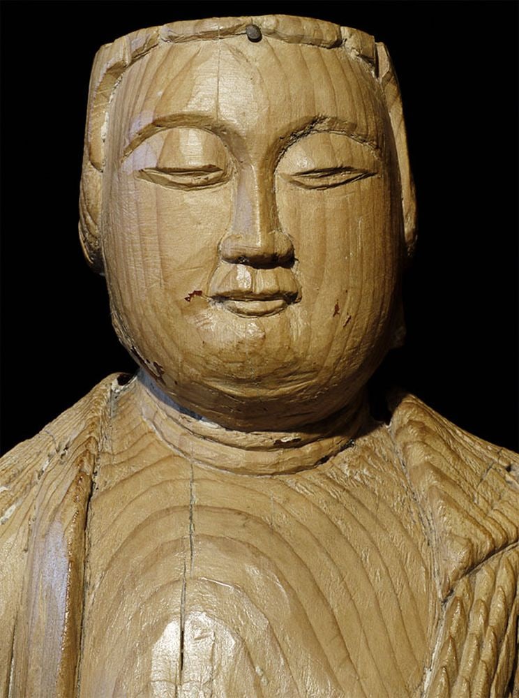 Muromachi or early Edo Period Japanese Buddha or Bodhisattva. 500years old: Large, early Japanese Buddha or Bodhisattva. From the late Muromachi or early Edo Periods. Sits 9.25 inches tall, 7.25 inches wide, and 3 7/8 inches deep. Currently having a museum-style base