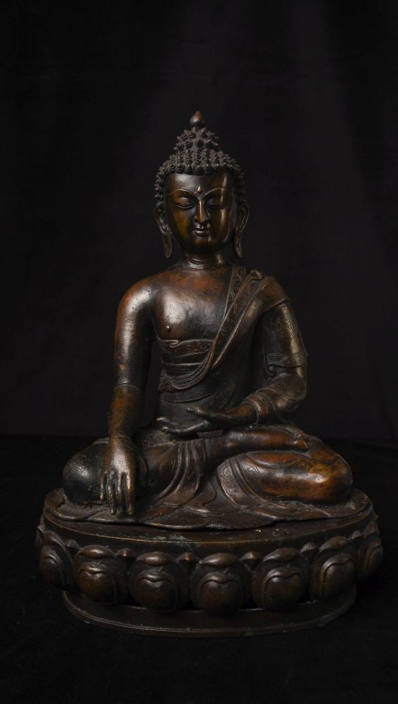 Antique Nepalese Bronze Buddha-Classic Large Beauty-: Antiiique Nepalese Buddha, Large. Beautiful chocolate patina. Nice crisp casting. Looks to be sculpted out of a copper alloy. Supremely peaceful. 16"H x 12" 16"H x 12". Probably close to 100 years