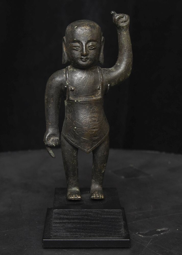 15/16thC Bronze Baby Buddha-Taking His First Steps- Earth and Heavens as Witness.: Good quality Ming dynasty Baby Buddha. The height to the top of the finger is 5.5 inches tall, 6-5/8 inches on a custom museum-style base. Starting Price lowered