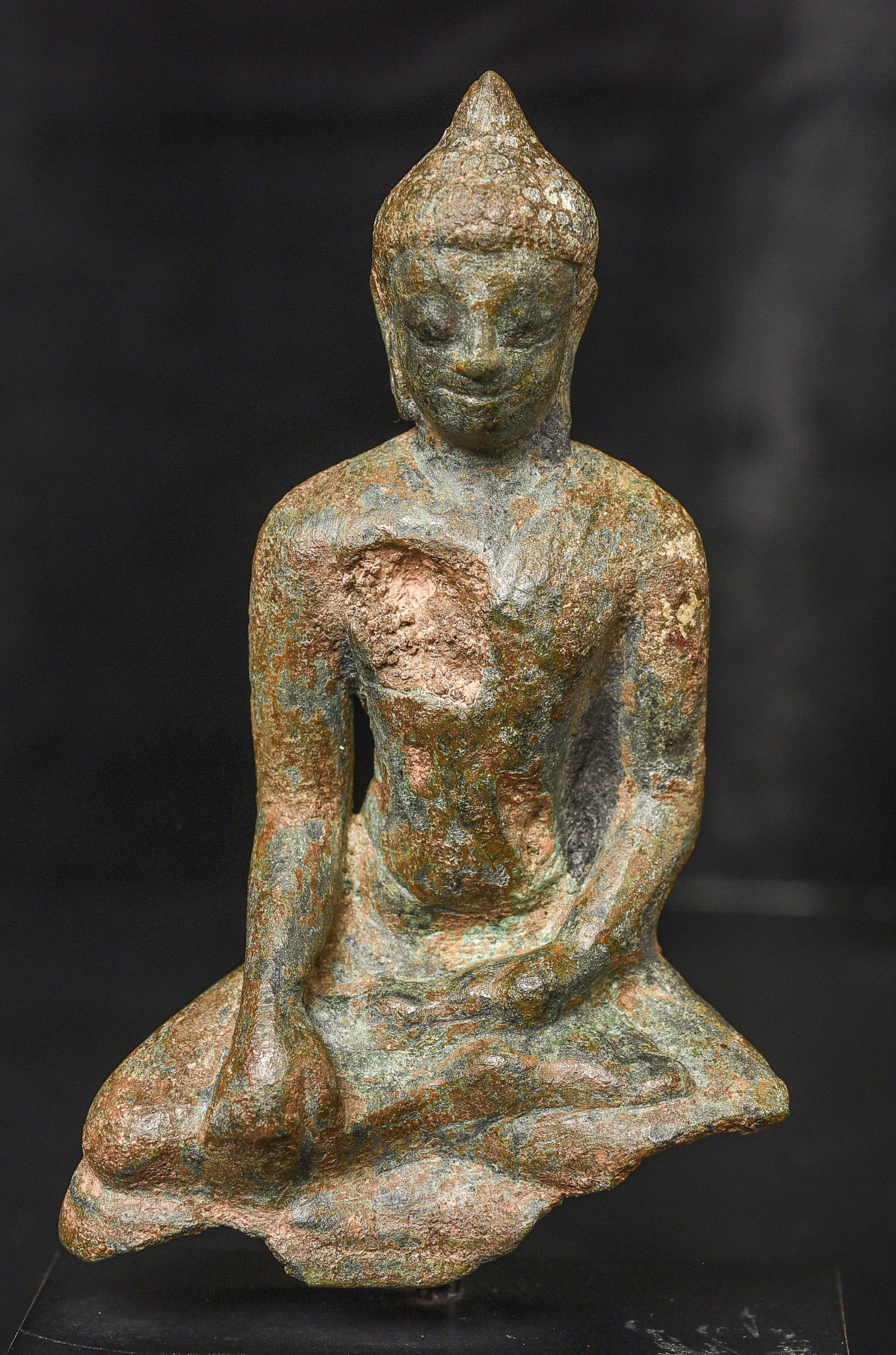 Solid-cast Thai bronze Buddha from the earliest period.: Solid-cast southeast Asian (pre - Thai ) bronze Buddha from the earliest period. Note the flat back, which i points to a very early dating. Losses and extensive wear as seen in the photos. What makes