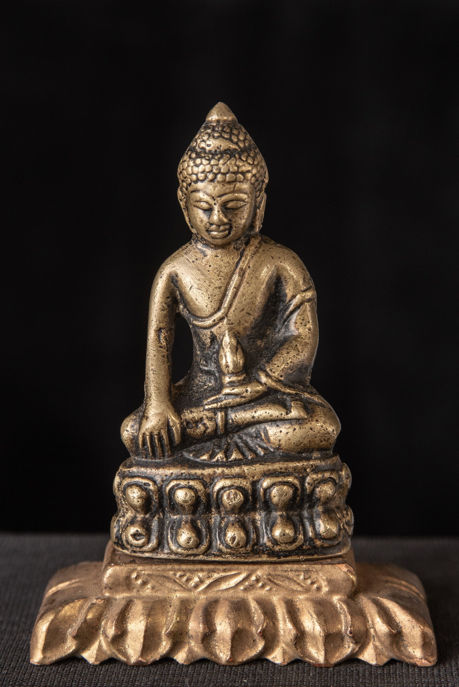 Antique Chinese Bronze medicine Buddha. Has something inside that rattles when shaken: Small Chinese bronze medicine Buddha. Probably 19th to early 20th century. This is a particular type of small Chinese Buddha that has something put inside that rattles when it is shaken-I think for