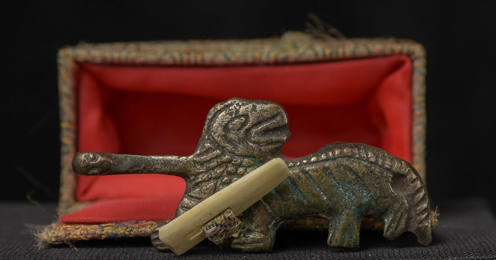 Early Chinese belt buckle. (1 of 10)