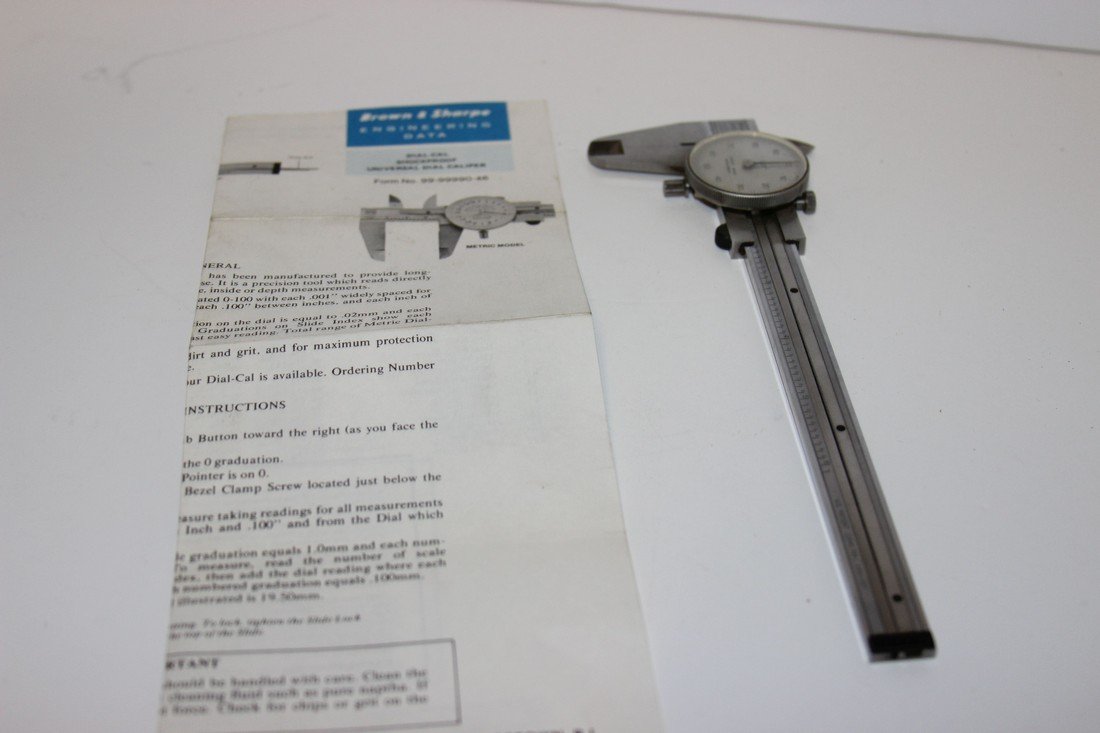 Brown & Sharpe Universal Dial Caliper Good Condition 6" (1 of 2)