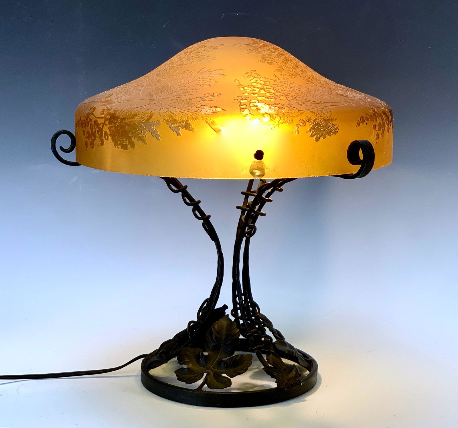 French Art Deco Etched Shade Lamp Signed Deveau (1 of 7)