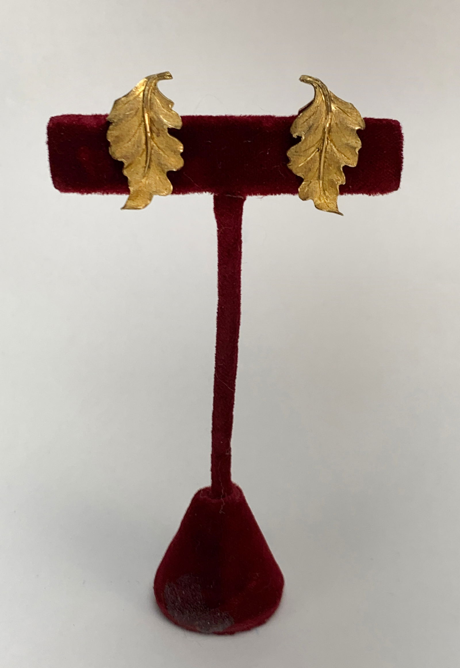 M. Buccellati 14K YG Ladies Leaf Earrings: Authentic signed pair of Mario Buccellati 14k leaf earrings. Has clip back closures. Stamped M. Buccellati. 1" x 1/2". Condition very good. Weighs 6.4.