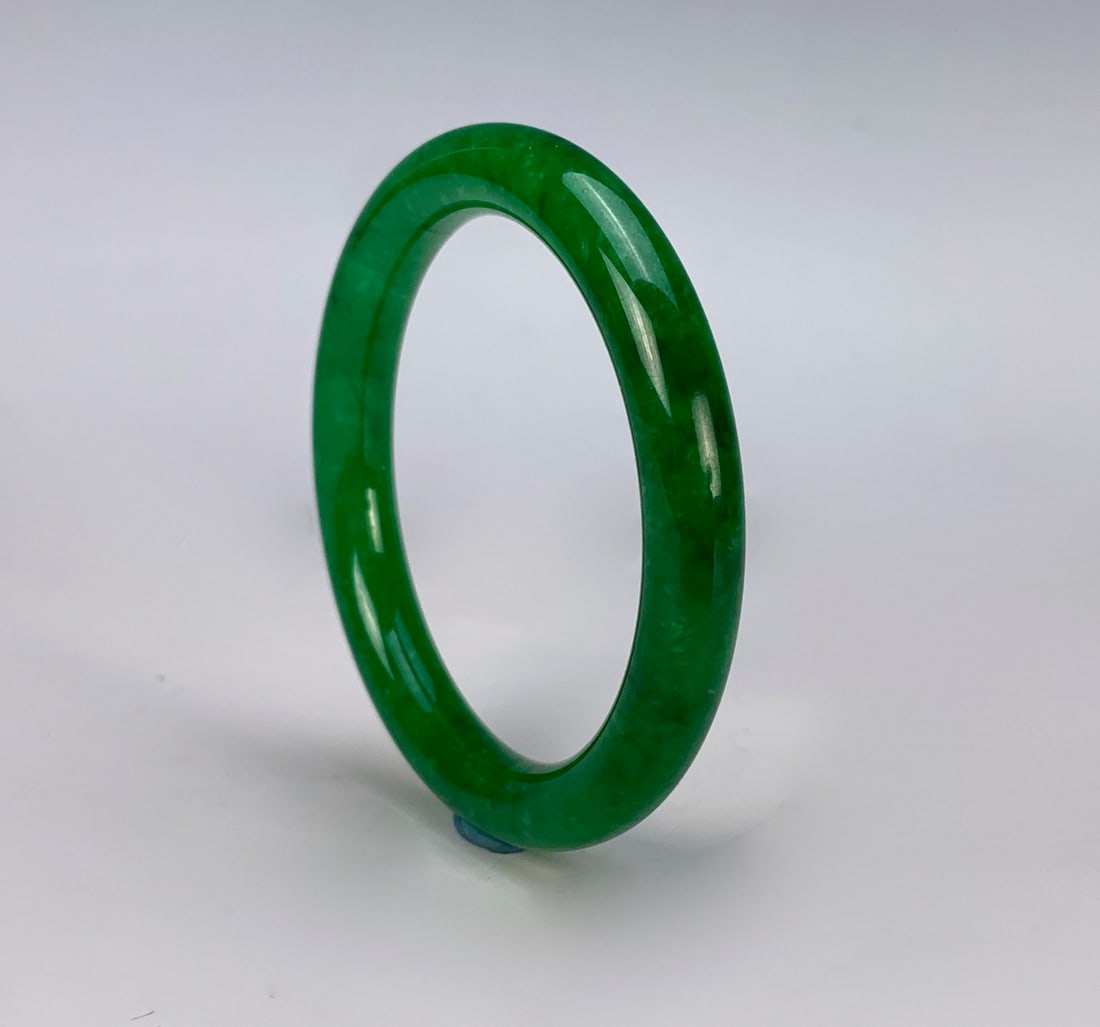Chinese Green Jade Bangle Bracelet: Chinese Green Jade Bangle Bracelet. Green Jade color. Size: 2.25" diameter, 2 1/8" inner diameter. Condition: Very good.