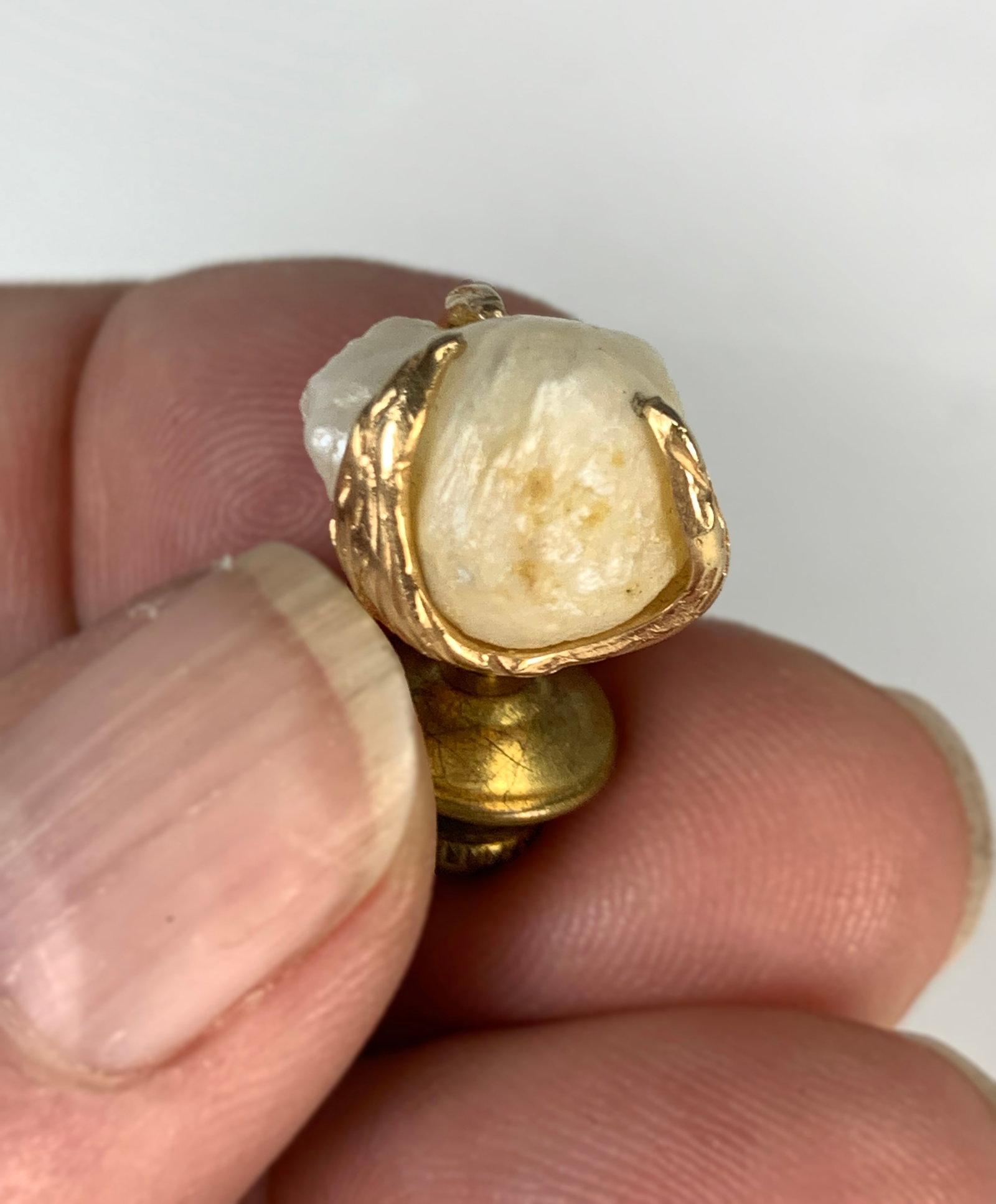 14k Yellow Gold Baroque Pearl Tie Tac: Having a 14k yellow gold claw holding onto a baroque pearl, size 14.3mm. Condition: Good.