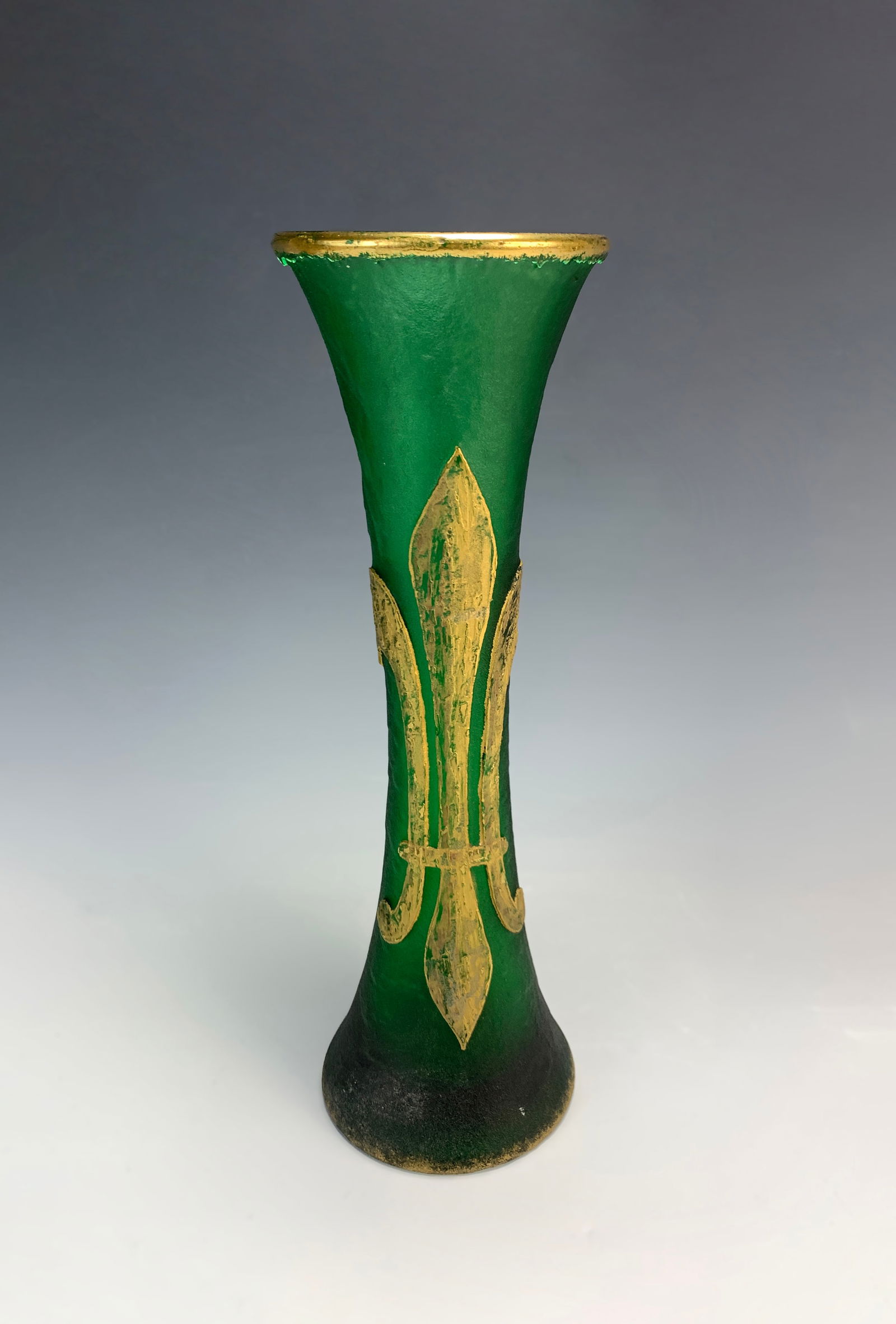 Large Daum Nancy "Fleur de Lis" Diablo Cameo Vase: Signed Daum Nancy cameo art glass vase in green frosted glass, decorated with a stylized fleur-de-lis in gold. Base and neck enhanced with gilding, very good condition, 3.5" tall. *In-house shipping w
