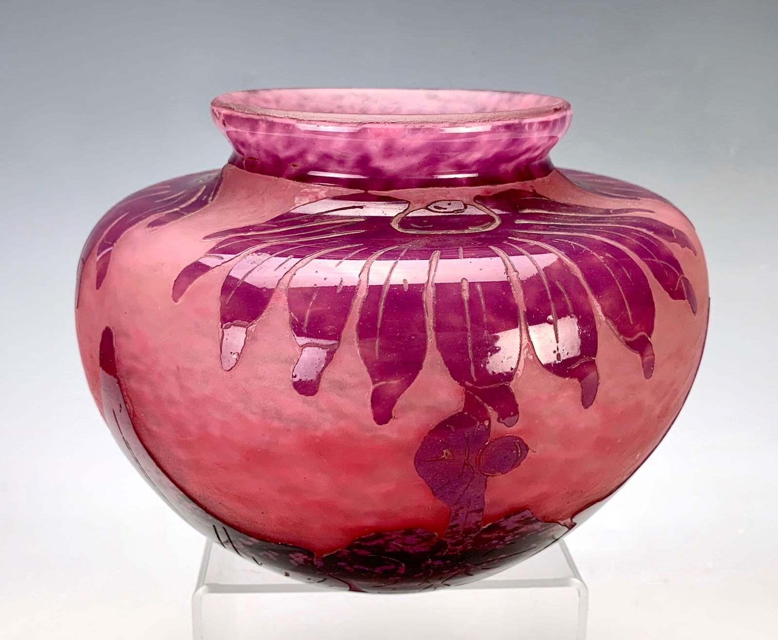 LeVerre Francais Dahlia Cameo Glass Vase: Signed with etched partial signature "LeVerre Francais", beautiful colors of pink and dark purple, very good condition, 5" x 6.5"