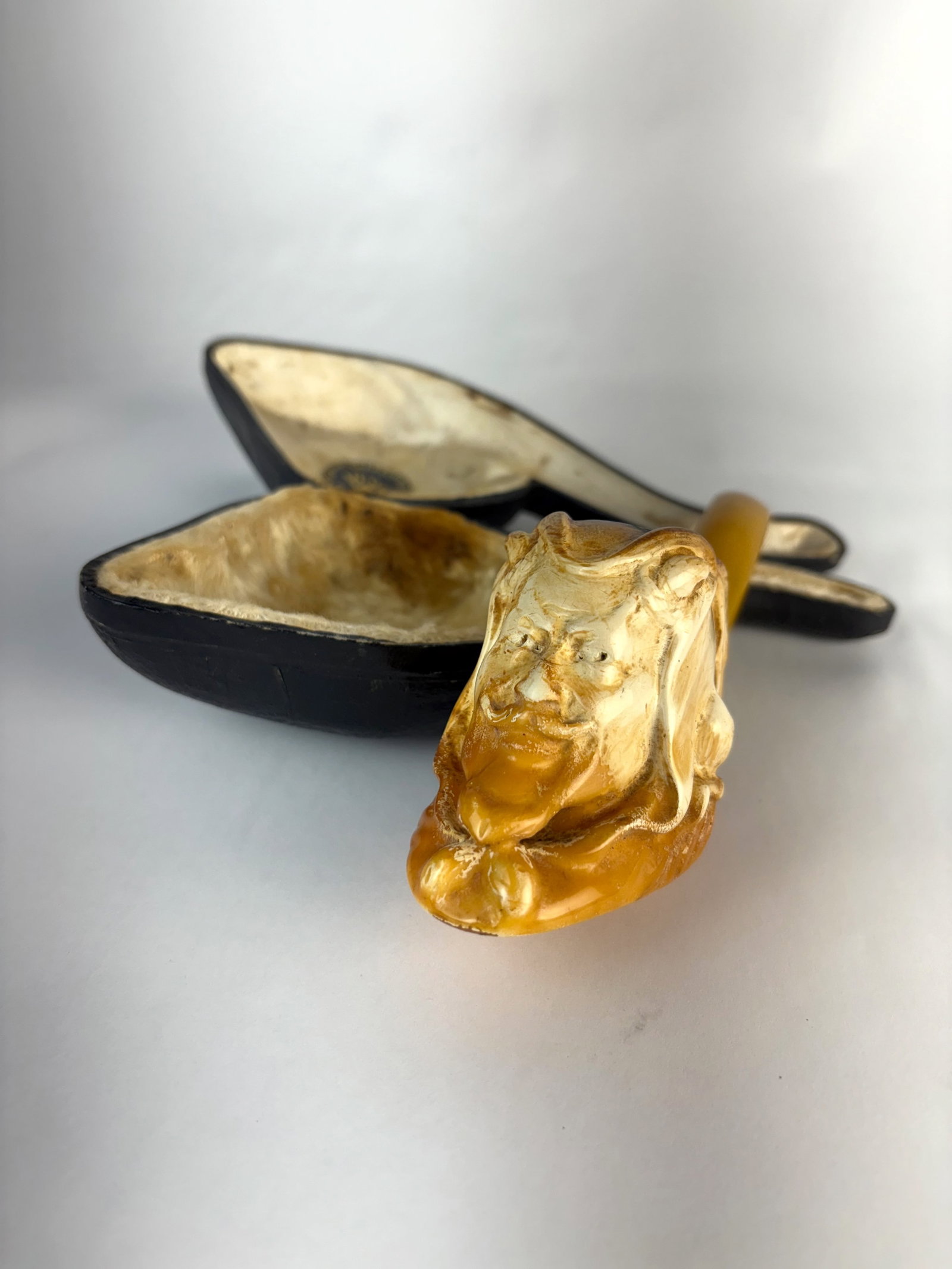 Meerschaum Pipe of Mephistopheles w Case: Circa 1900, a fine large Meerschaum pipe with original fitted case, has amber mouthpiece, retains original "HKW Guarantee" label, actual pipe minus case 7.5" x 3", very good condition