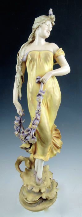 Amphora Figurine of a Lady with Flowers RStK (1 of 6)