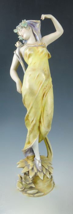 Amphora Figurine of a Dancing Beauty (1 of 3)