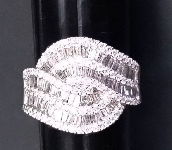 Fine 14K White Gold & Genuine Diamond Ring 7.00 grams (1 of 5)