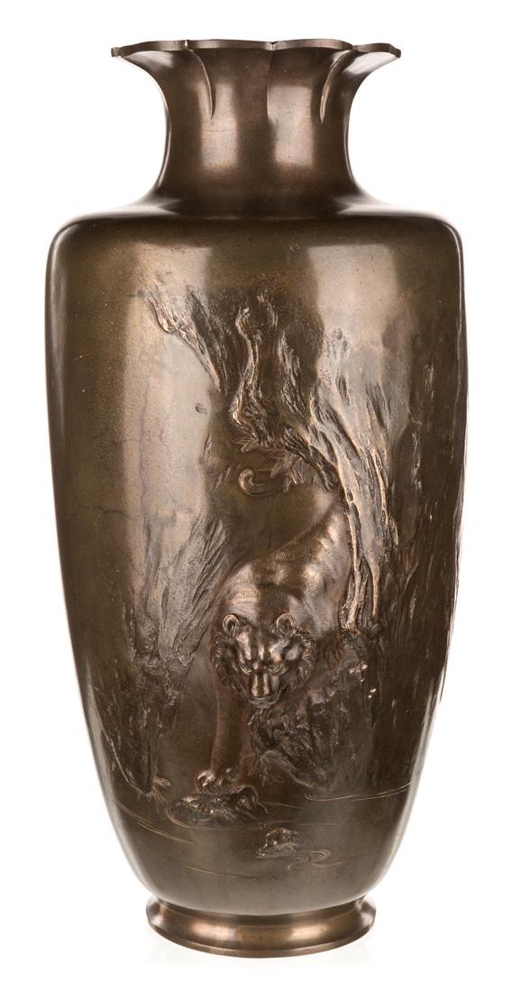 A LARGE CHINESE BRONZE VASE, 20TH CENTURY (1 of 5)