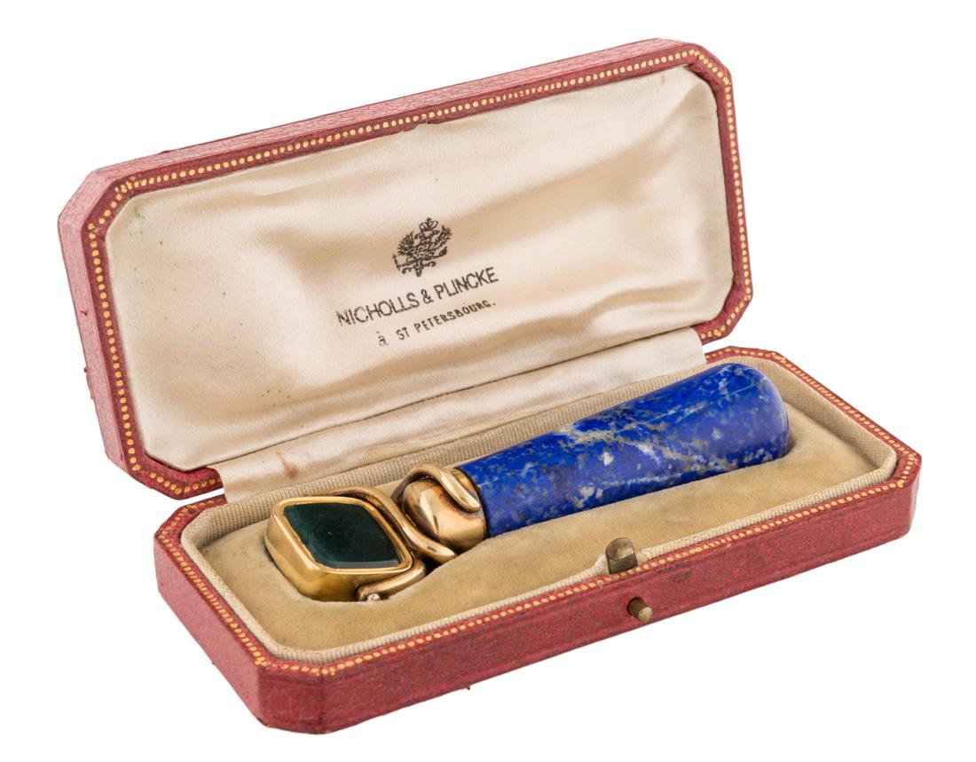 A GOLD AND LAPIS LAZULI DESK SEAL, ST.PETERSBURG, (1 of 4)