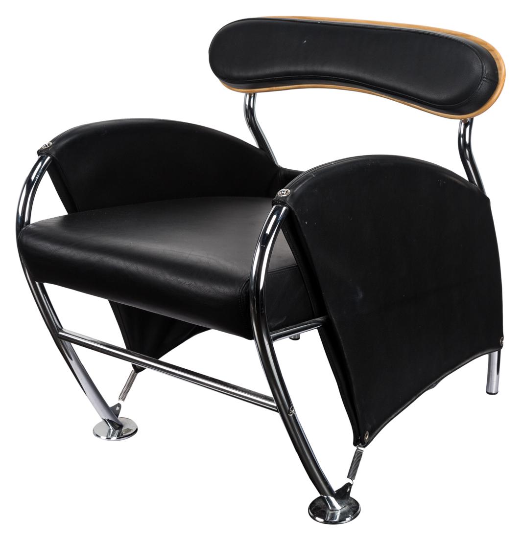A MODERN ITALIAN BLACK LEATHER ARMCHAIR (1 of 1)