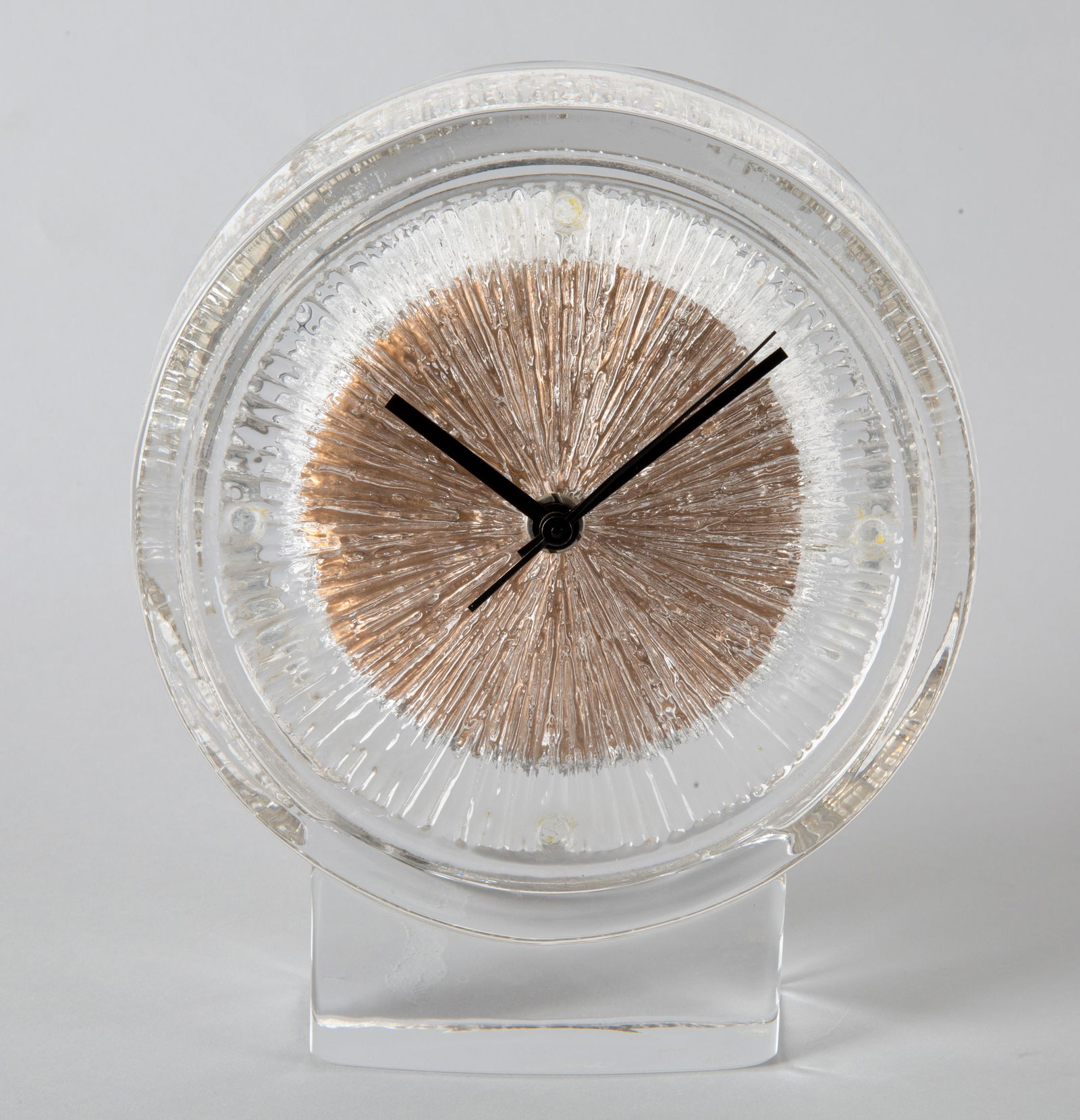 A FRENCH CRYSTAL TABLE CLOCK, DAUM, NANCY, CIRCA 1970S (1 of 5)