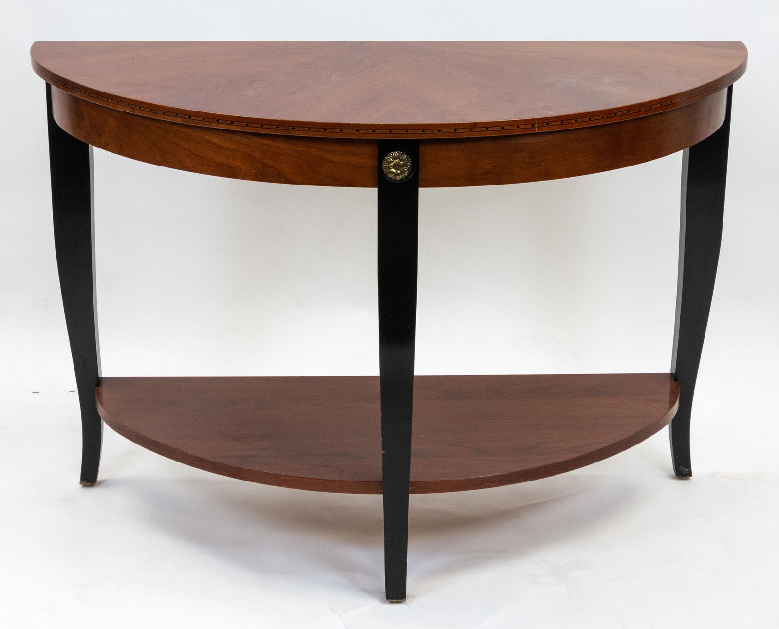 AN ETHAN ALLEN 'MEDALLION' SIDE TABLE (1 of 1)