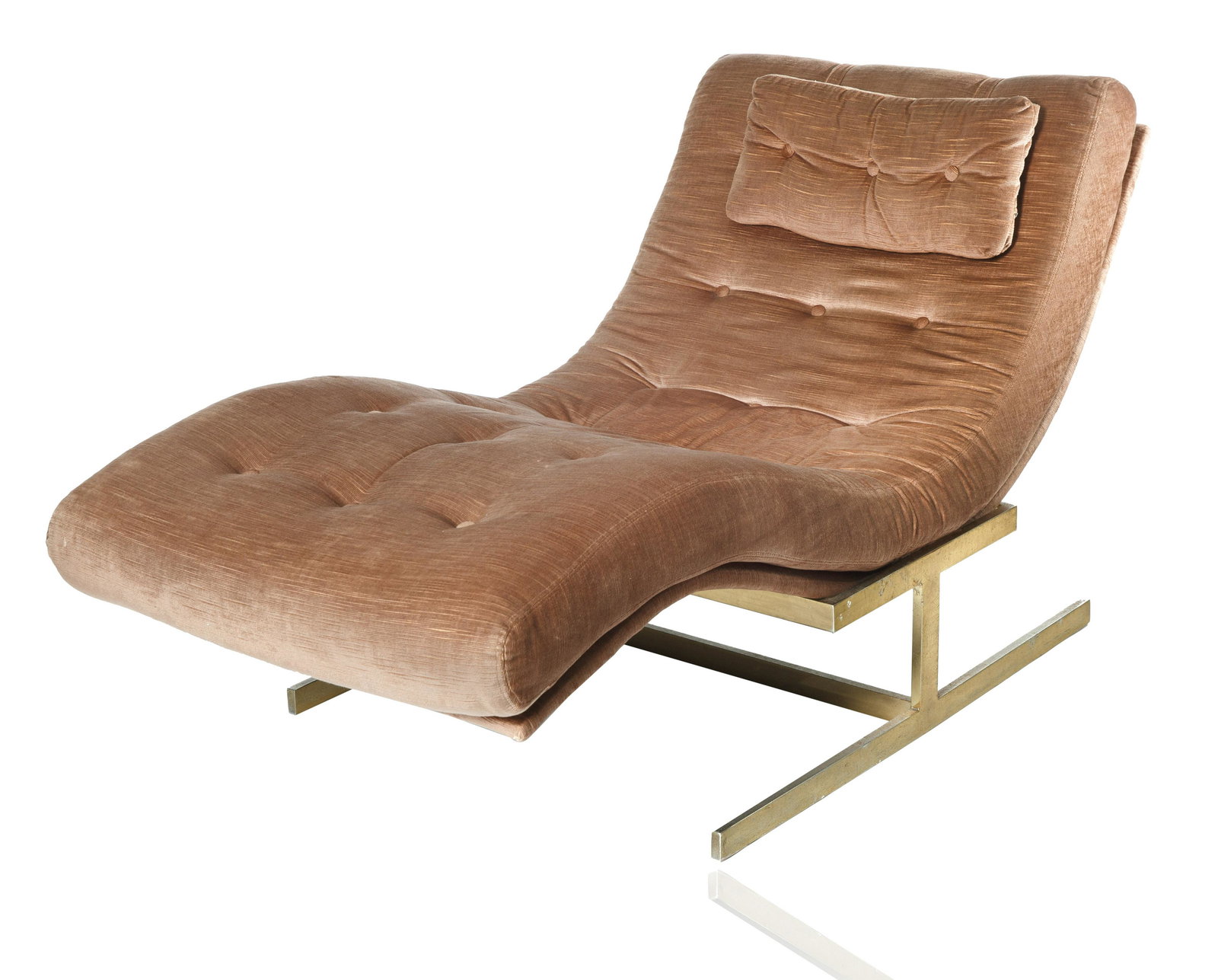 A MID-CENTURY VELVET UPHOLSTERED CHAISE DESIGNED BY MILO RAY BAUGHMAN (AMERICAN 1923-2003) RETAILED: A MID-CENTURY VELVET UPHOLSTERED CHAISE DESIGNED BY MILO RAY BAUGHMAN (AMERICAN 1923-2003) RETAILED BY CARTER classic chaise design, upholstered in Frankfort Toast with gold base; height: 71 cm (28 in