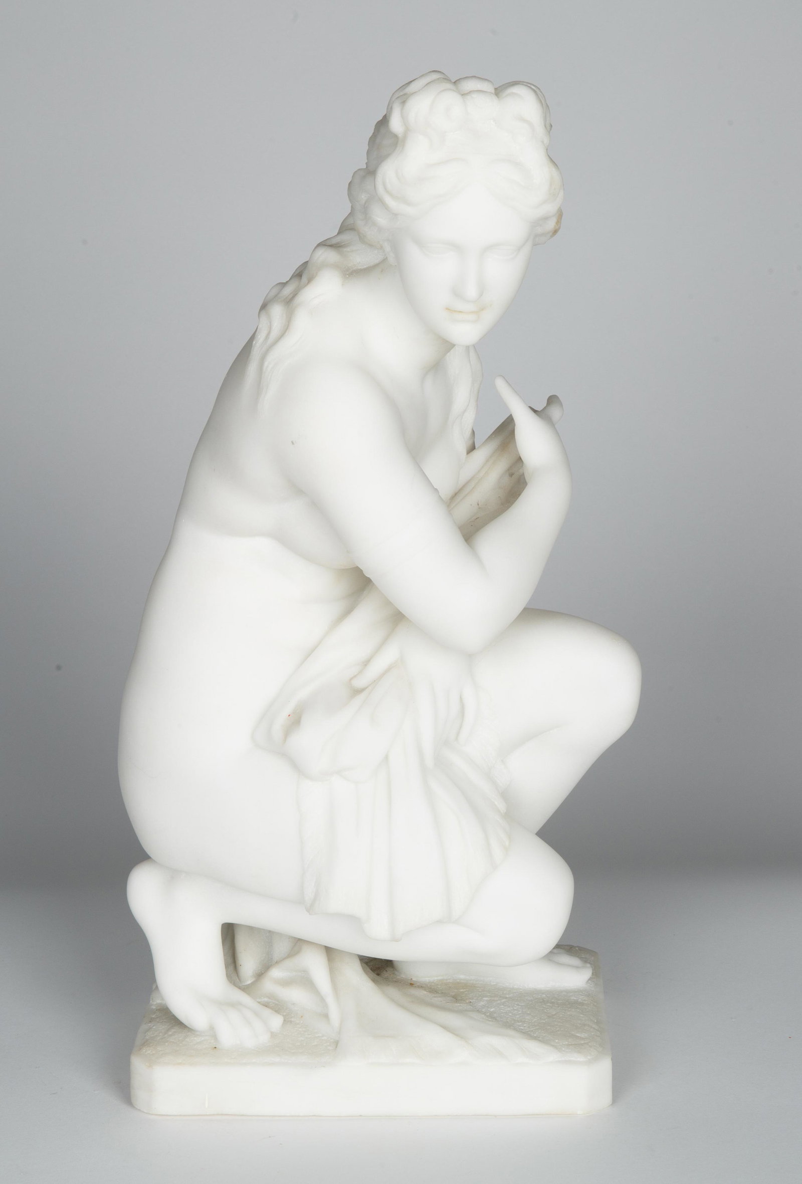 WHITE MARBLE CROUCHING VENUS: WHITE MARBLE CROUCHING VENUS height: 47 cm (18 1/2 in.)