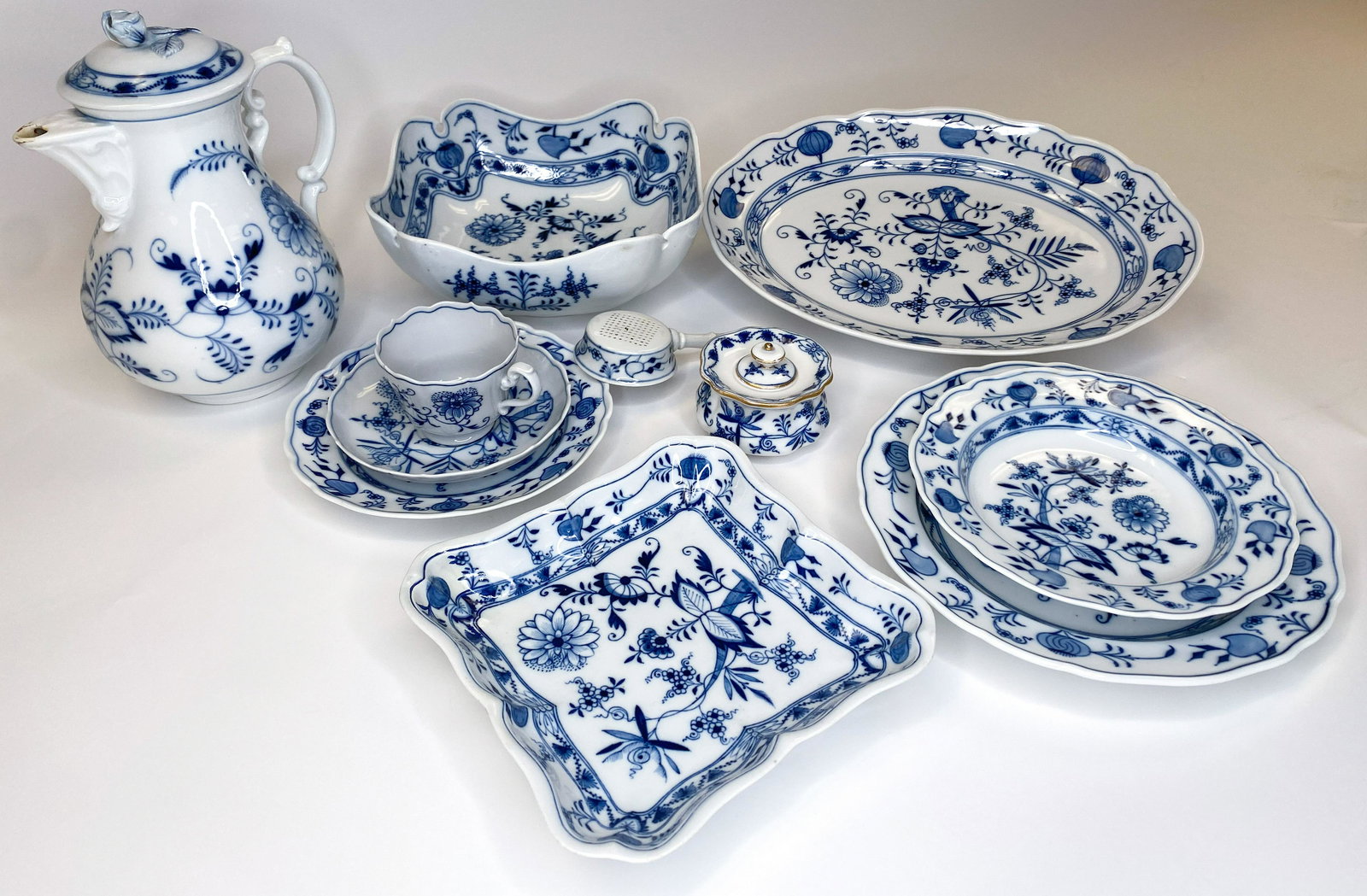 MEISSEN PORCELAIN DINING SET "BLUE ONION", 51 PCS (1 of 2)