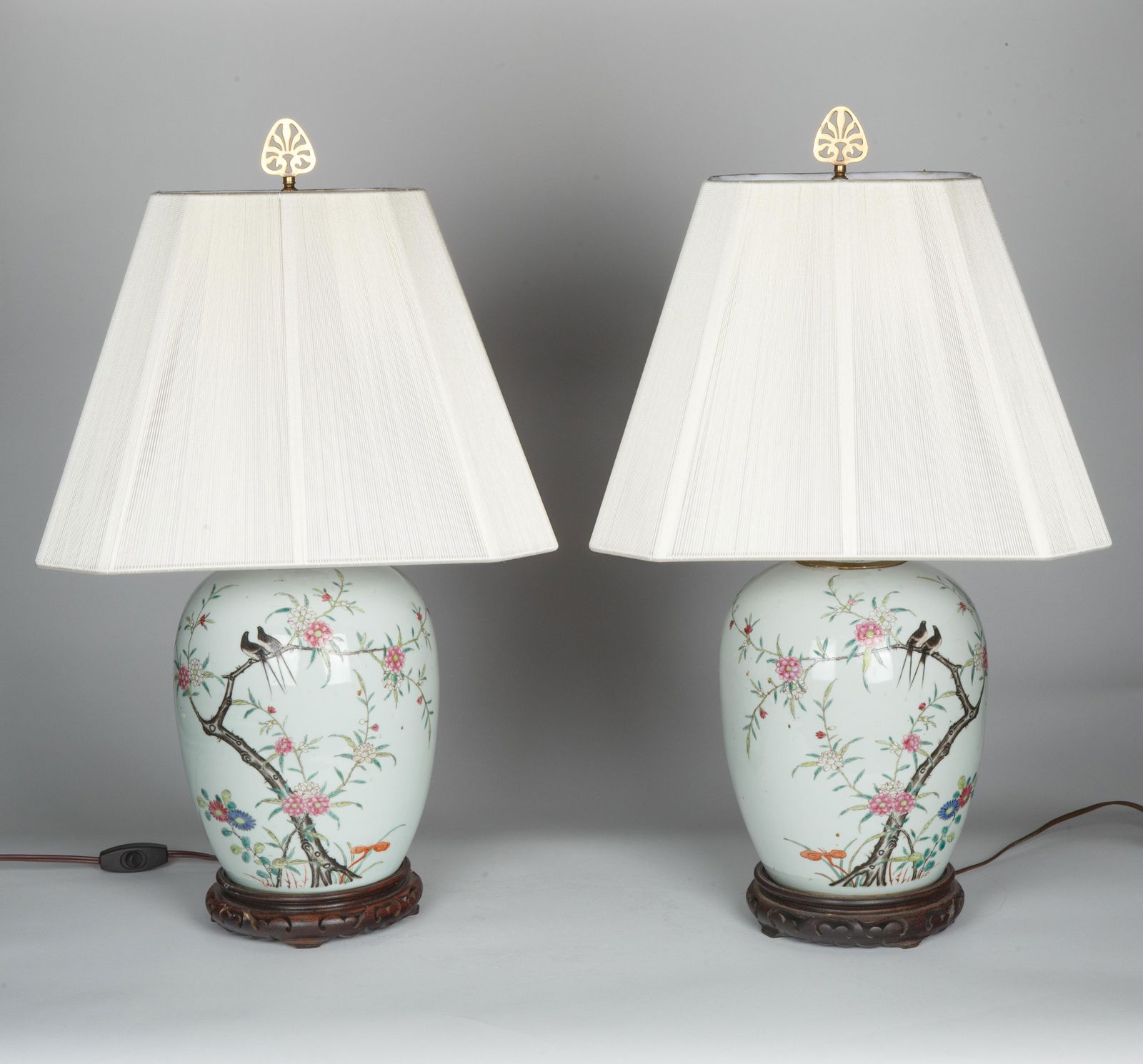 CHINESE FLORAL PAINTED JAR TABLE LAMP (1 of 3)