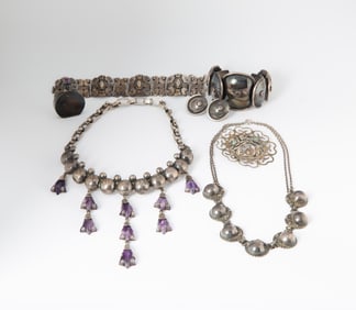 GROUP OF EIGHT PIECES OF MEXICAN SILVER ANTIQUE JEWELRY, INCLUDING NECKLACES, BROOCH, EARRINGS, AND