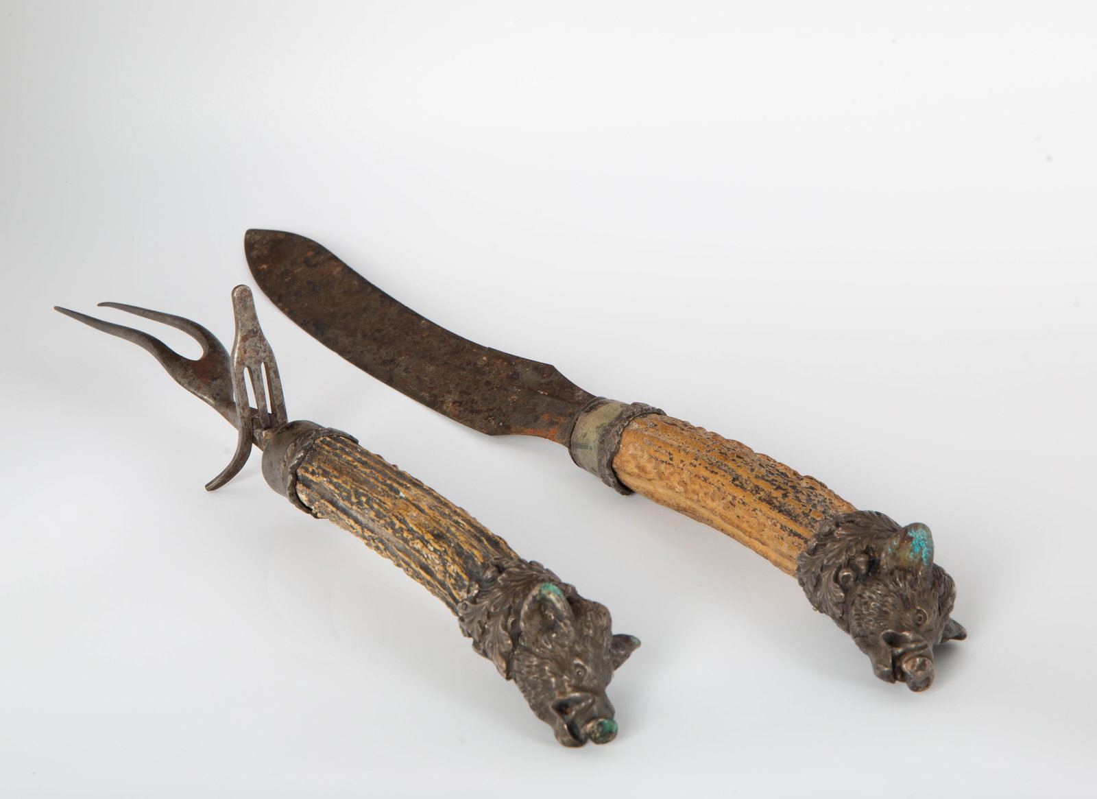 A PAIR OF ANTIQUE  STERLING SILVER AND STAG HORN 'BOAR'S HEAD' CUTLERY ITEMS (1 of 3)