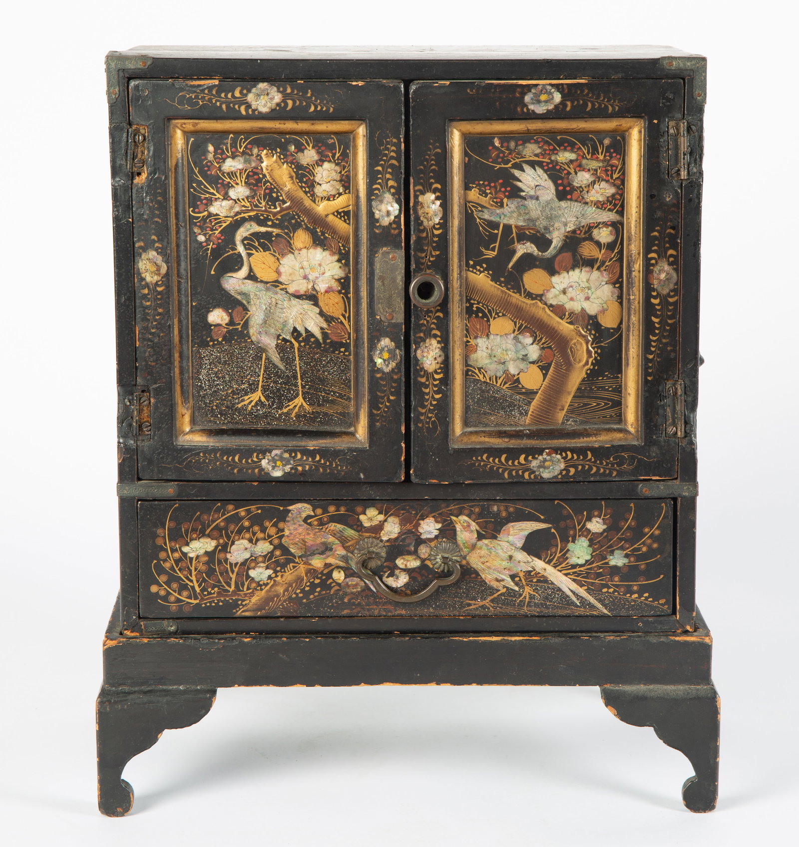CHINESE ANTIQUE BLACK LACQUERED MOTHER OF PEARL AND GOLD INLAID AND JEWELRY CABINET, CIRCA 1950S: CHINESE ANTIQUE BLACK LACQUERED MOTHER OF PEARL AND GOLD INLAID AND JEWELRY CABINET, CIRCA 1950S 34 x 26.5 x 14 cm (13 3/8 x 10 1/2 x 5 1/2 in.)