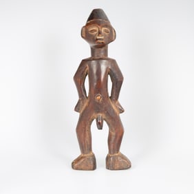 A HEMBA KUSU WOODEN SCULPTURE OF AN ANCESTOR, FIRST HALF OF 20TH CENTURY