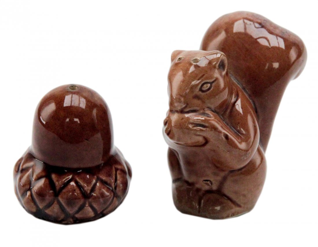 Squirrel and Nut Salt & Pepper Shaker 50's: Squirrel and Nut Salt & Pepper Shaker 50's - Size 5" x 2"