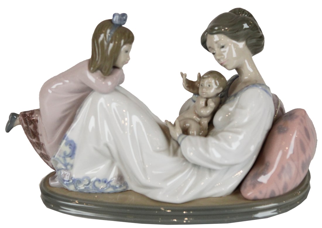 Lladro Mother Daughter and New Born (1 of 4)