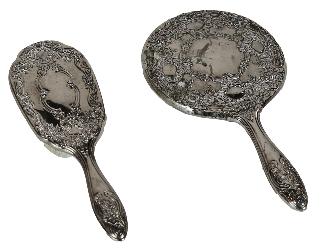 Vintage Silver Mirror and Brush: Vintage Silver Mirror and Brush / mirror: 10 x 6 in Our auction will feature a dedicated chat room, accessible independently of our main site, designed to assist you with any inquiries you may have. H