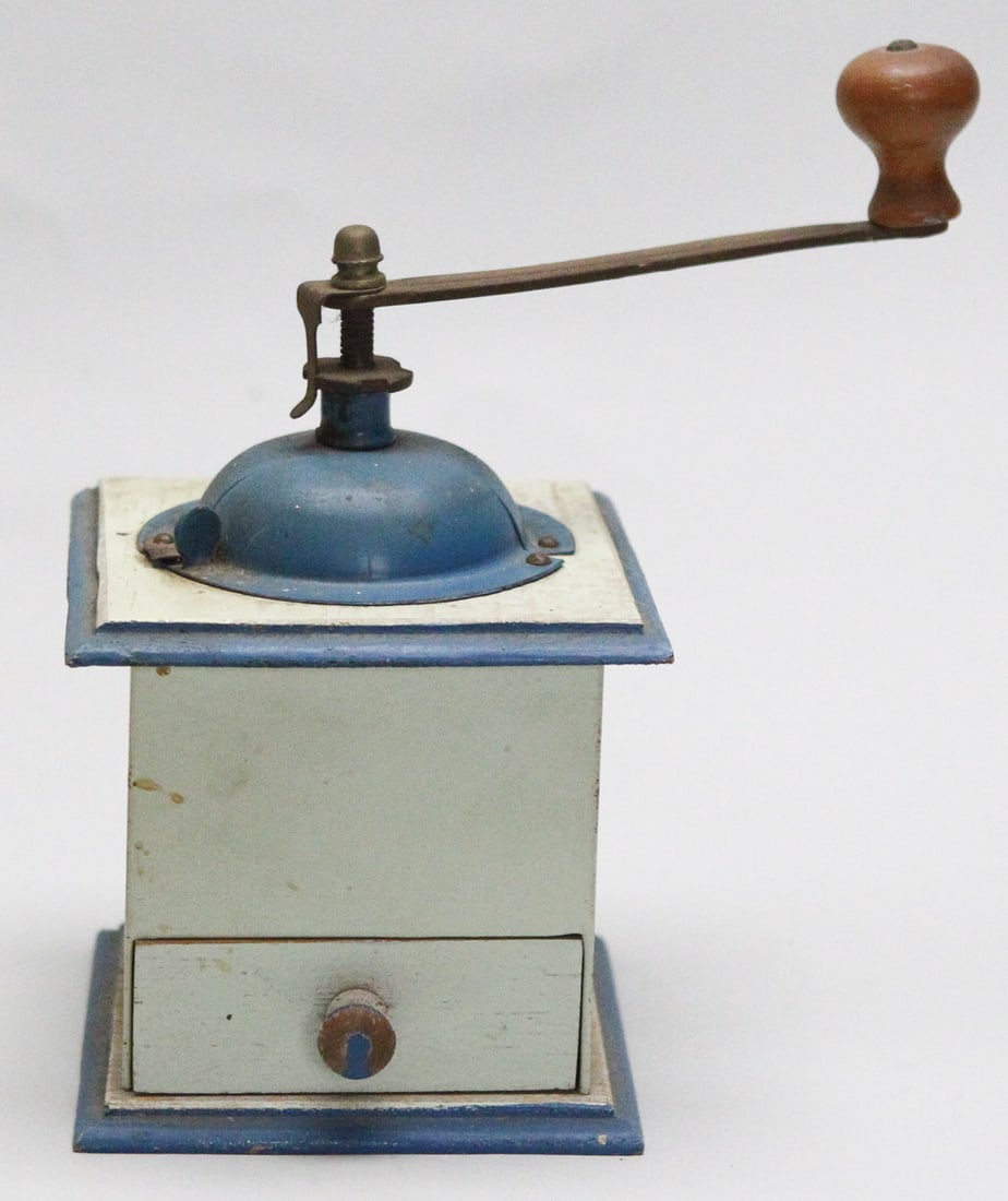 Vintage Wood and Tin Coffe Grinder: Vintage Wood and Tin Coffe Grinder / Size: 6 x 5 in Our auction will feature a dedicated chat room, accessible independently of our main site, designed to assist you with any inquiries you may have. H