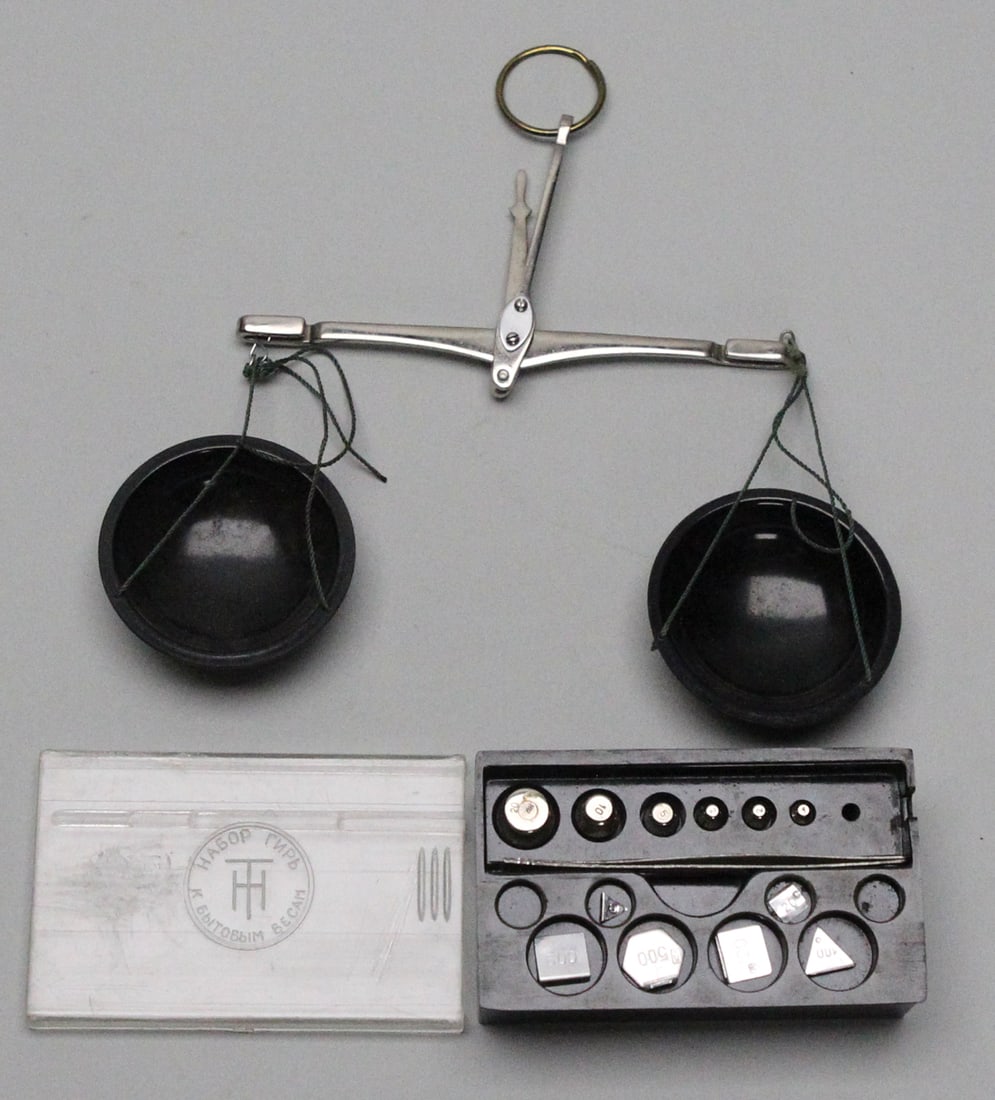 Vintage Soviet Antique Hanging Balance Beam Scale: Vintage Soviet Antique Hanging Balance Beam Scale Size: H7 x W5 x D3 in. Metal. Wt: 1 lb. This amazing vintage Soviet scale was once used to measure gold. It comes with a set of weights as well and is