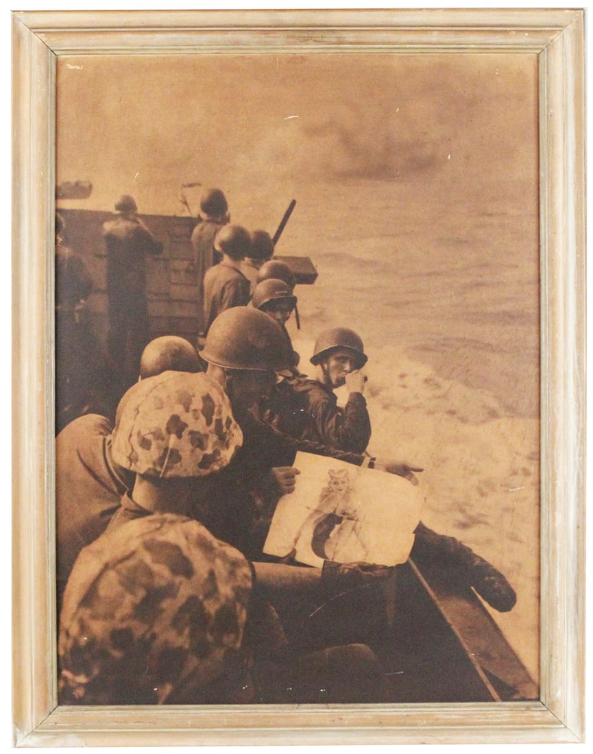 Vintage D-Day WWII Print Soldiers Looking at Pin-Up (1 of 7)